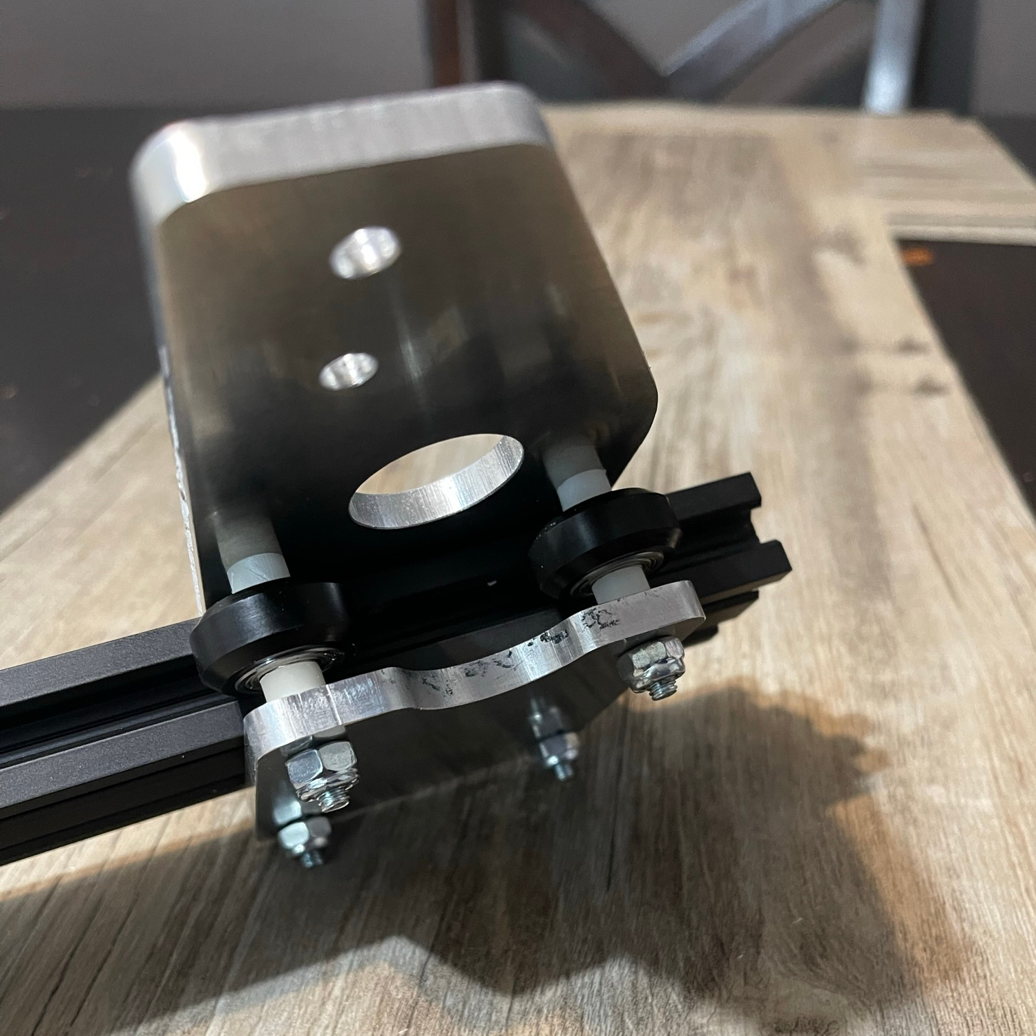 Support de galets fixé sur le profilé aluminium